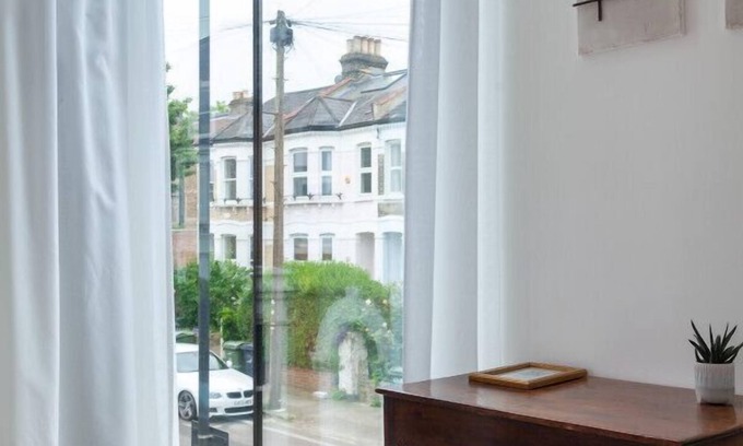 Herne Hill House | Artistic & Stylish Gem In The City