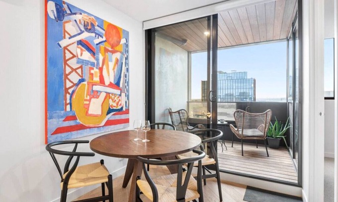 Collingwood North Apartment | Artistic Urban Getaway just off Smith Street!