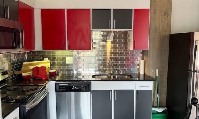 Deep Ellum Apartment | Artistico-Styled Studio Loft Sleeps 5