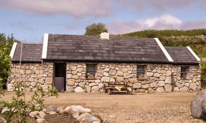 Spiddal Cottage | Artists' Cottage (Entire) @ Multi Award-Winning Cnoc Suain