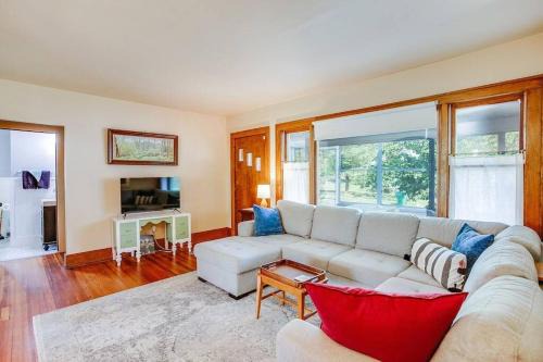 South Bend House | Artist’s Vintage Home 5 mins from ND Campus