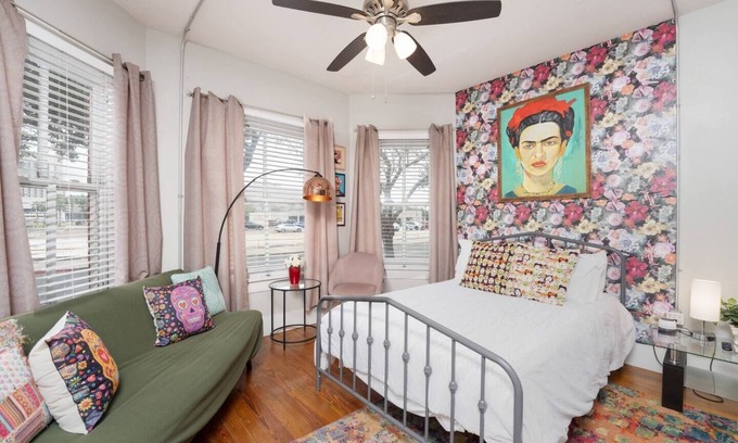 Central City Apartment | ArtMusicEntertainment+Downtown+PetsOK+Walk2Shore