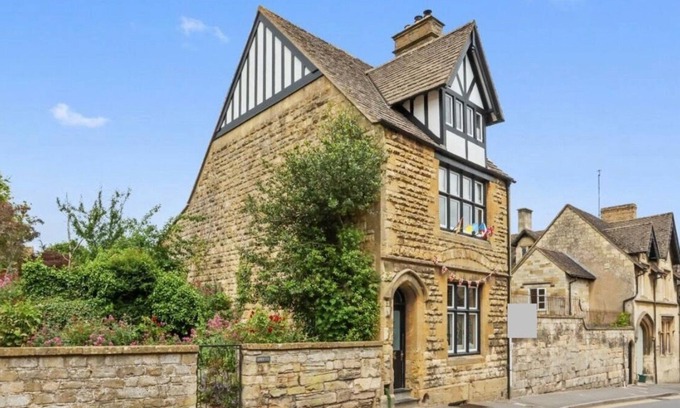 Winchcombe House | Arts and Crafts Cotswold stone house in the centre of Winchcombe