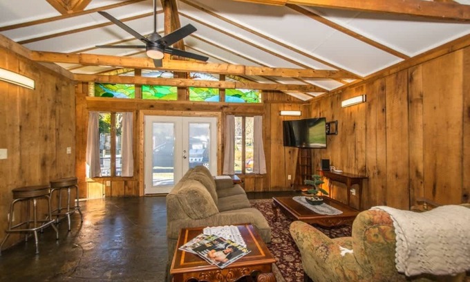Valley Hill House | Artsy 2BDR Cottage w/Free Tix | 5 Min to Main St