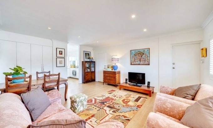Ashgrove Apartment | Artsy apartment a stone's throw away from amenities and public transport