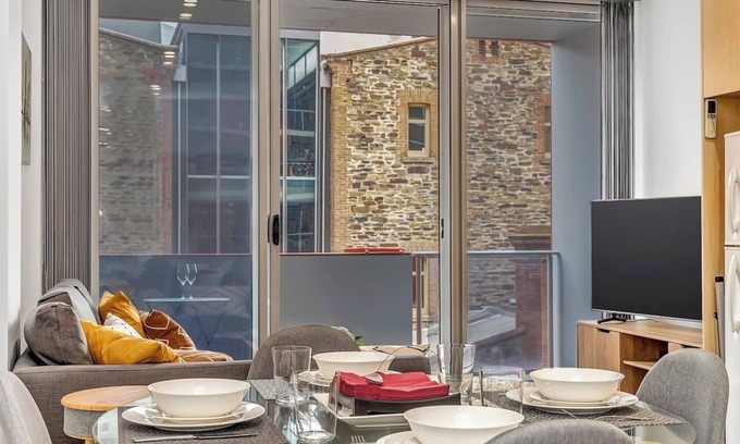 Adelaide Central Business District Apartment | Artsy at East End A Modern Inner city Retreat