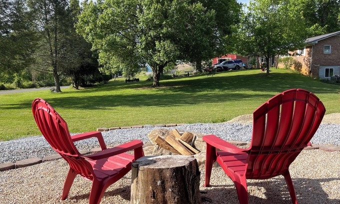 Jonesborough Other | Artsy Farmhouse Retreat TN countryside near Jonesborough - pet friendly