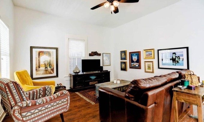Houston Heights House | Artsy Heights House: Walk To Food-Bars-Shops-Trails, Kids & Pet Friendly