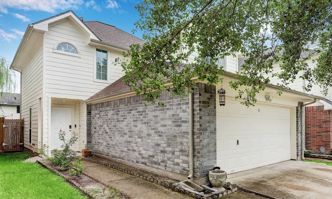 Clodine House | Artsy Home, Mins to Bellaire & Galleria, Sleeps 9, Family Friendly