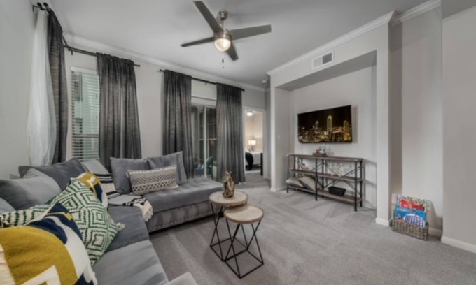 Bryan Place Apartment | Artsy Oasis | Deep Ellum| Parking + Gym