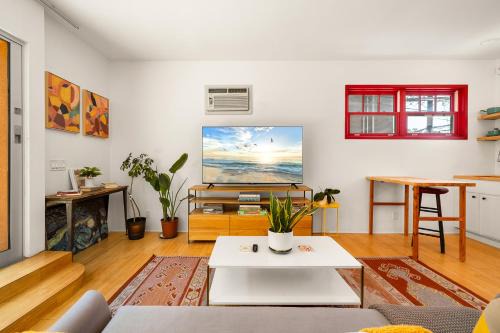 Marina del Rey Apartment | Artsy Venice Beach Canals Studio w/Rooftop & Sauna