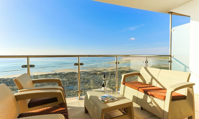 Westleigh Apartment | AS SEEN ON TV! Headlands Luxury Beachside Apartment