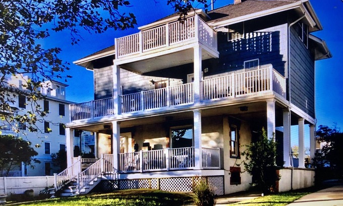 Asbury Park Apartment | Asbury Park-Bring your dog to this stylish beach retreat - 2 blocks to the beach