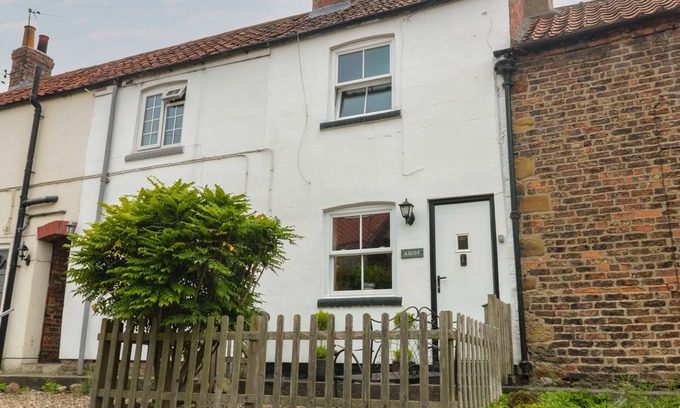Sheriff Hutton Cottage | ASCOT COTTAGE, pet friendly, character holiday cottage in Strensall