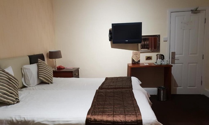 Douglas Hotel | Ascot Hotel