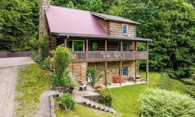 Swannanoa Cabin | Asheville Log Cabin w/Year-Round Mountain Views!