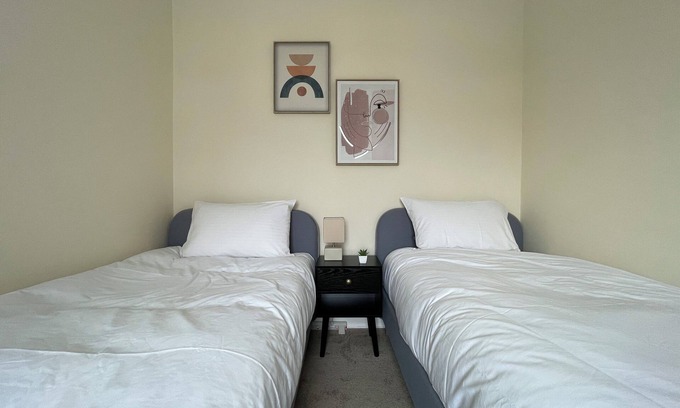 Ashford House | Ashford Central, 4 Bedrooms, 8 Guests, Free Parking