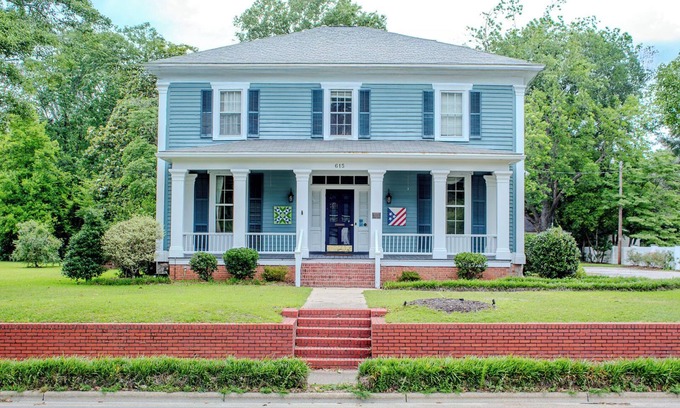 Clinton House | Ashford Inn - Spacious 5-bedroom house with WiFi, AC in delightful Clinton