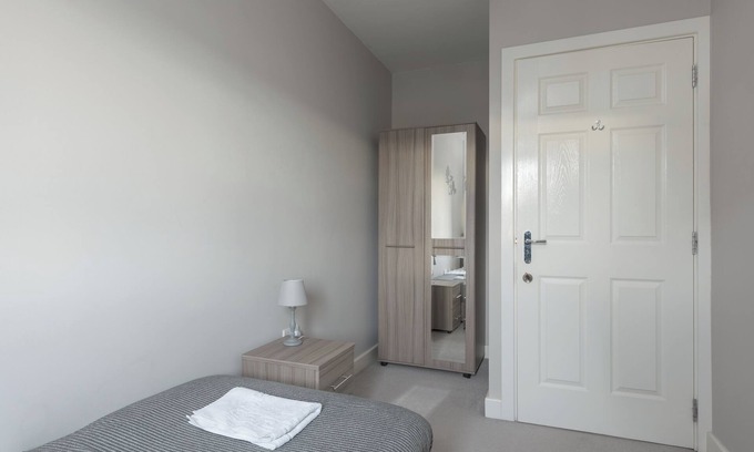 Bletchley House | Ashland House - close to Stadium and Shopping Centre