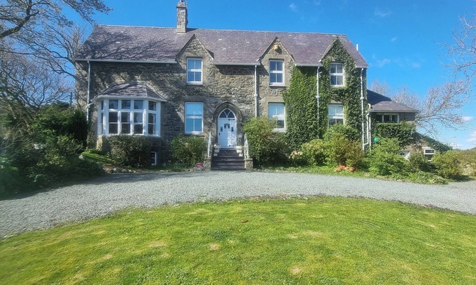 Pentre Berw Cottage | ASHLEIGH HOUSE, family friendly, character holiday cottage in Gaerwen