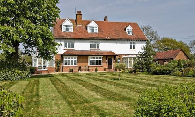 Callow Hill House | Ashleigh House - Sleeps up to 24 - Snooker table and HOT TUB