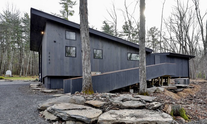 Town of Olive Apartment | Ashokan ArtHaus, Private Hot Tub, Wags Welcome!