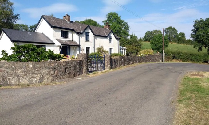 Lisburn House | Ashside Cottage, Royal Hillsborough, Belfast