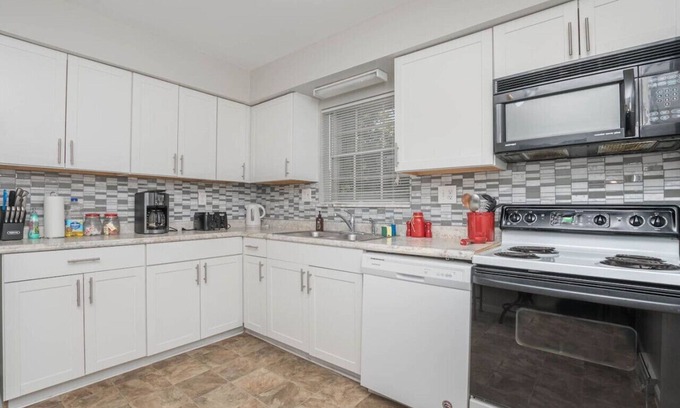 West Chester House | Ashwood Arbor 3 bedrooms 2 bath sleeps 8