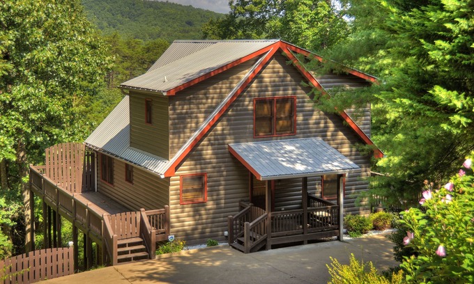 Blue Ridge Cabin | Askaway Retreat: Hot Tub I Close to Downtown I Dog Friendly