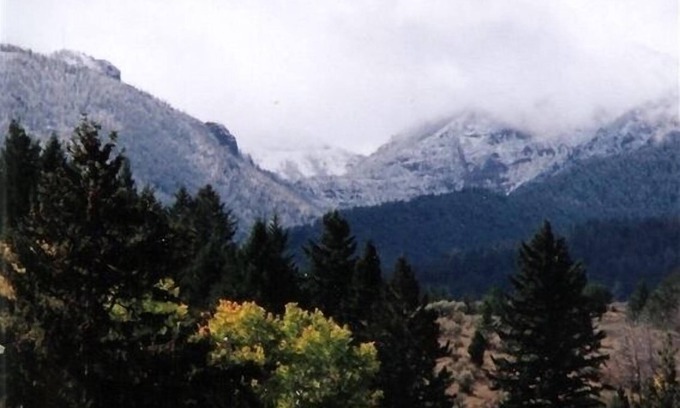 Gardiner Cabin | Aspen Cabin Near Yellowstone - Horse Rides, Zip Lining, Rafting, Hiking