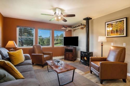 Estes Park House | Aspen Grove Getaway