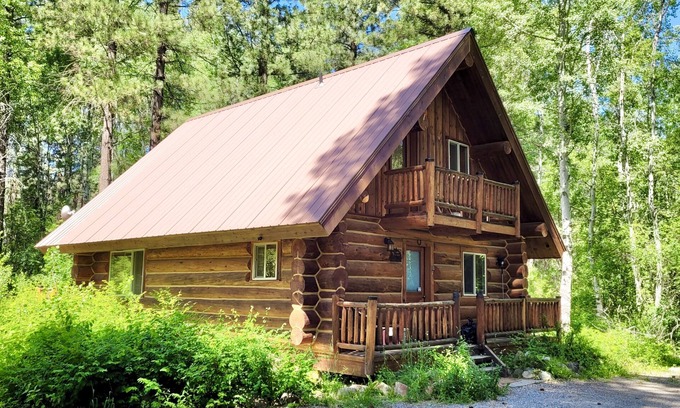 Winthrop Cabin | Aspen Hollow Cabin-Dog Friendly, Close to River and Walk to Ski Trail!