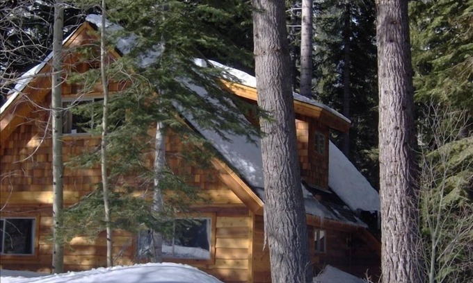 Christmas Valley Cabin | Aspen Hollow PMA - Stunning, Secluded Riverfront Home with Hot Tub