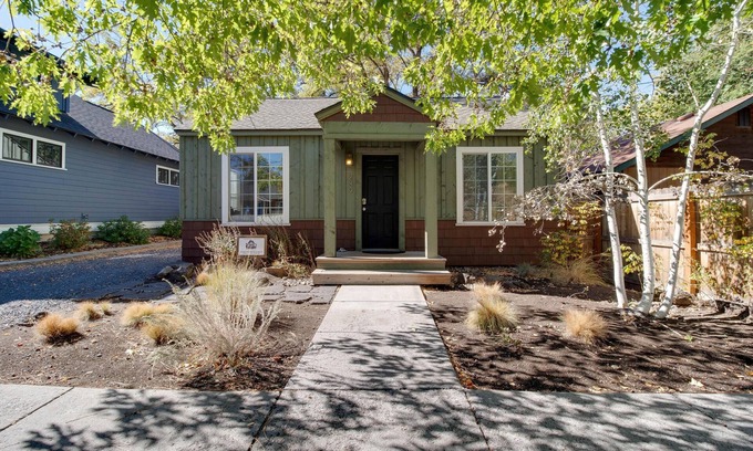 Old Bend Cottage | Aspen House- Sweet, Modern Downtown Cottage, 100+mbps Wifi, A/C, Walk Everywhere