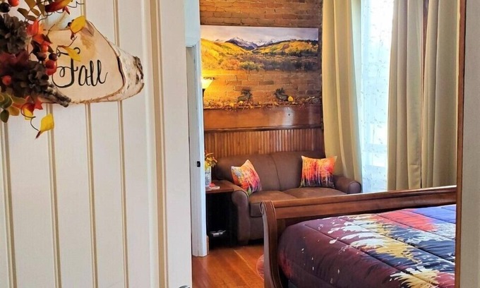 Creede Hotel | Aspen Inn - Fall Suite (California King)