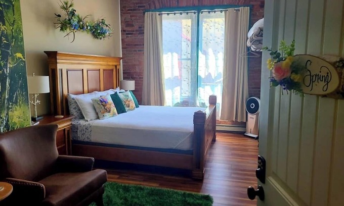 Creede Hotel | Aspen Inn - Spring Suite (Euro King)