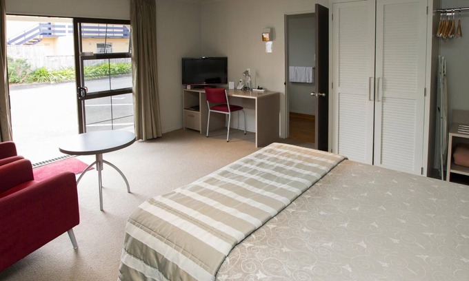 Hamilton East Hotel | Aspen Manor Motel