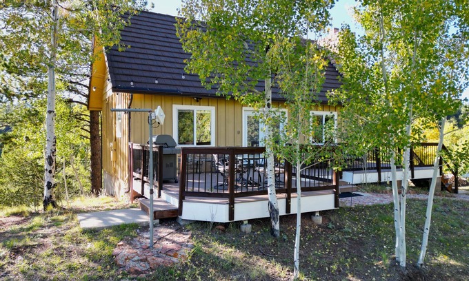 Rainbow Valley House | Aspen Ridge Mountain Getaway with Breathtaking Views, Wi-Fi