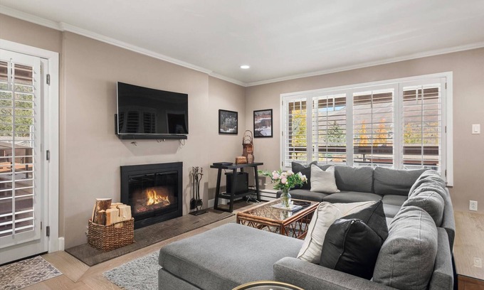 Aspen Condo | Aspen Winter Stay! 1.5 Blocks to Town | Gas FP, Balcony, Pool & Hot Tub | 3 Baths + Den w/Sofa Bed