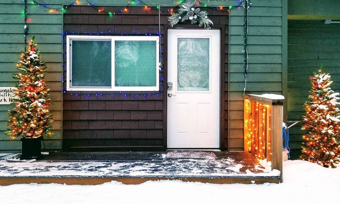 Fairbanks House | Aspen Woods BUNGALOW Suite, BEST AURORA CAM SERVICE - 125 -5 Star reviews