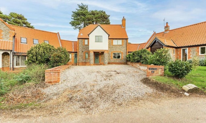 Holt House | Astley House - Norfolk Cottage Agency