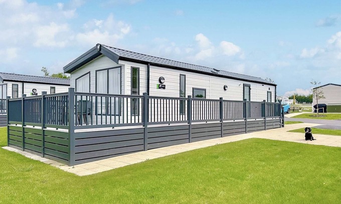 Cross Inn House | Astoria Caravan Pet Friendly Decking