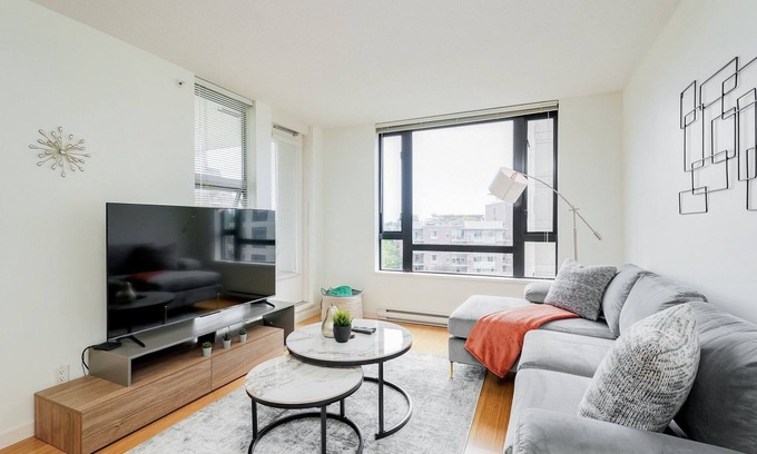 Downtown Victoria Condo | Astoria Escape - Bright condo with work desk by Victoria Prime!
