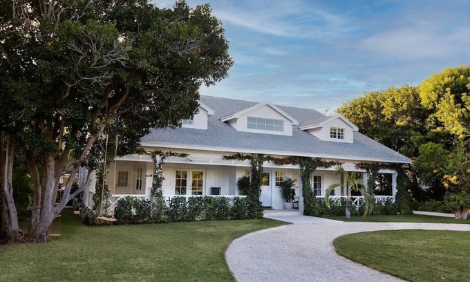 Triana Shores Villa | At Ease Harbour Island - Pool, Staff, Beach Cabana