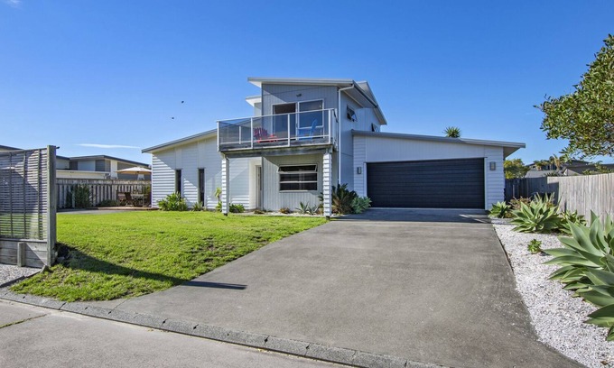 Ruakaka Cottage | AT THE BEACH - RUAKAKA HOLIDAY HOME, family friendly in Waipu
