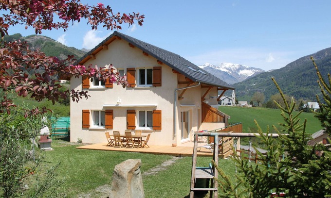 Saint-Jean-Saint-Nicolas House | At the heart of the valley of champsaur, warm classified 3 * house with garden