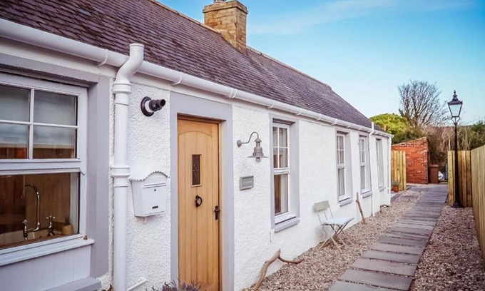 Broughty Ferry Cottage | At The River - A Fairytale Cottage by the Beach