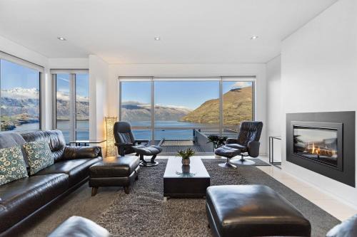 Fernhill House | Ataahua - Lake and Mountain Views with a Hot Tub