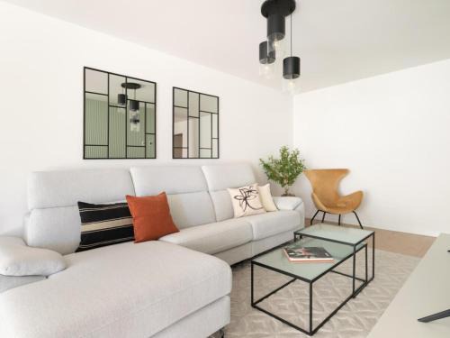Segundo Ensanche Apartment | Atalaya sobre la Medialuna by Clabao