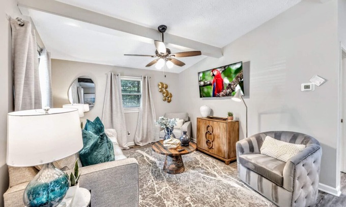 Dallas House | ATH - Dallas-2BR - Pet Friendly-Tranquil (Cole)